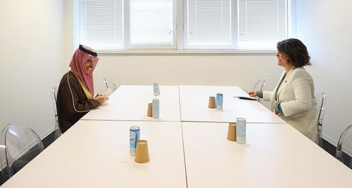 وزيرة الخارجية تبحث مع نظيرها السعودي تعزيز العلاقات الثنائية