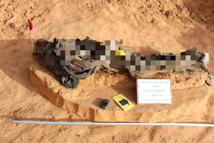 صور.. استخراج 3 جثث من مقبرة جماعية جديدة في ترهونة