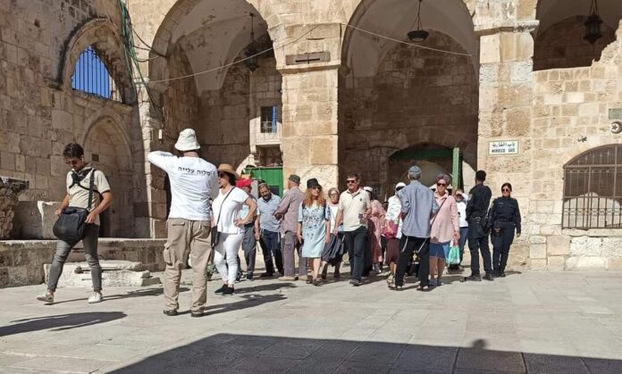 عشرات المستوطنين يقتحمون الأقصى المُبارك