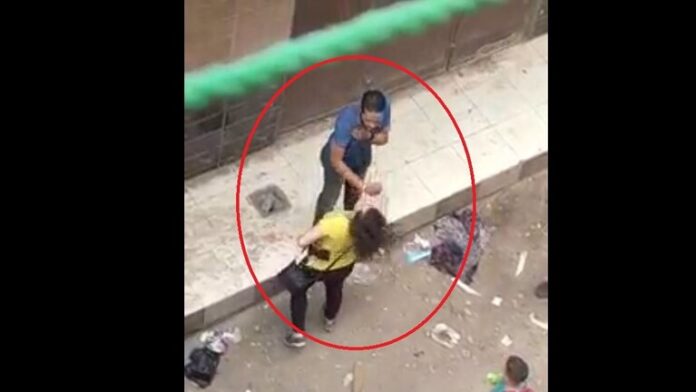فيديو.. سيدة مصرية تُلقن متحرشاً درساً قاسياً