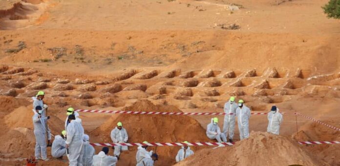 صور.. انتشال جثة من مقبرة جماعية جديدة في ترهونة