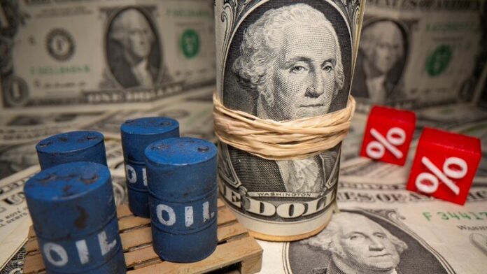 سعر النفط يُواصل الصعود ويتجاوز 82 دولارً للبرميل