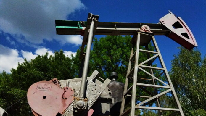 بسبب الحرب الروسية الأوكرانية.. أسعار النفط ترتفع إلى أعلى مستوى منذ 2014