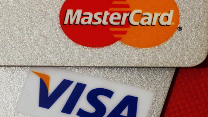 «فيزا» و«ماستركارد» تعلقان خدماتهما في روسيا