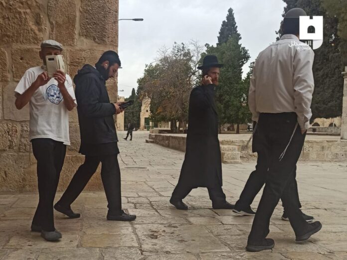 عشرات المستوطنين يقتحمون المسجد الأقصى المُبارك
