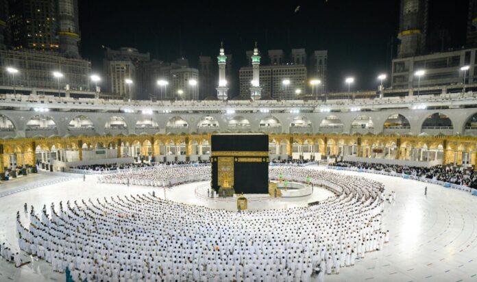 السعودية تُلغي التباعد الجسدي في المسجد الحرام