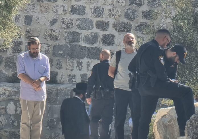 عشرات المستوطنين يقتحمون المسجد الأقصى المُبارك