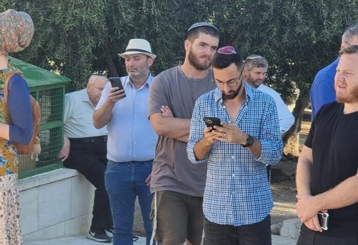 عشرات المستوطنين يقتحمون المسجد الأقصى المُبارك