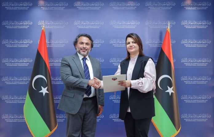 سفير الكويت الجديد يُقدم أوراق اعتماده