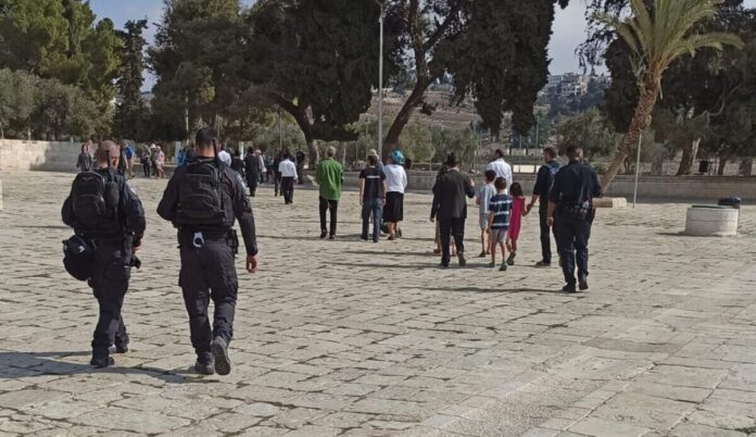 عشرات المستوطنين يقتحمون المسجد الأقصى المُبارك