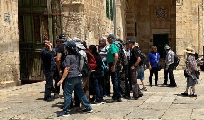 مستوطنون يُواصلون اقتحاماتهم للمسجد الأقصى المُبارك