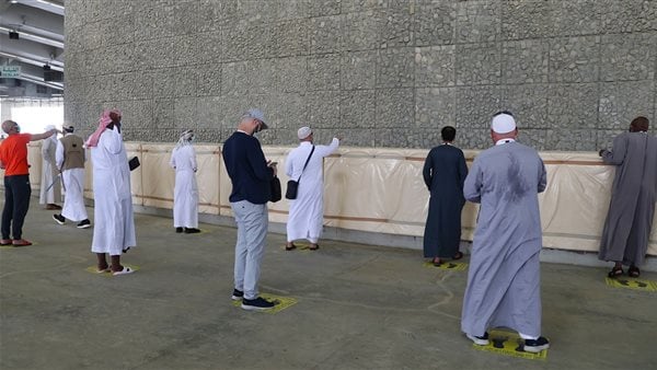 الحجاج المتعجلون يستعدّون للنفرة من «منى».. والبقية يواصلون رمي الجمرات