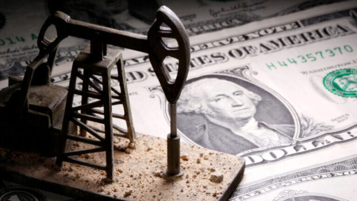 أسعار النفط تتراجع وسط بيانات اقتصادية مخيبة للآمال