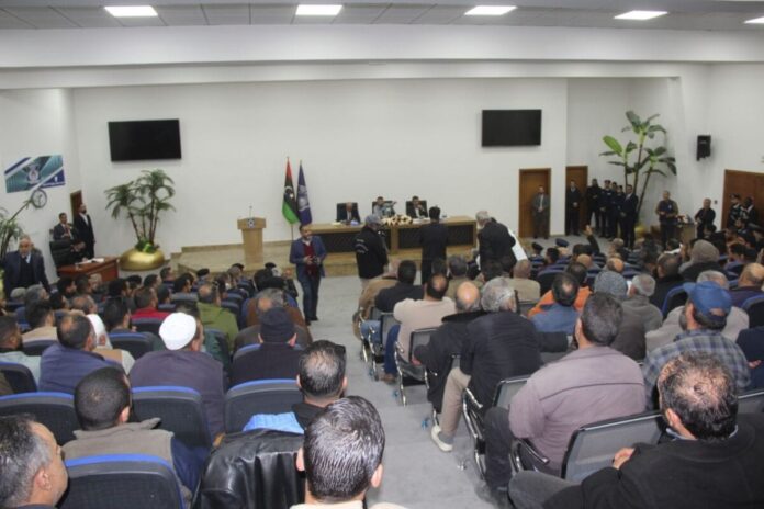 «الطرابلسي» يجتمع مع سائقي الشاحنات المعتصمين