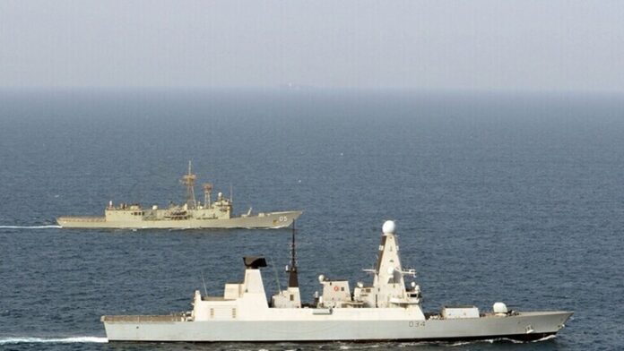 البحر الأحمر إلى الواجهة.. صاروخ حوثي يحرق سفينة أمريكية