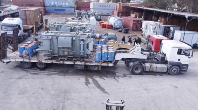 صور.. تجهيز شحنة لدعم الشبكة الكهربائية بالمنطقة الشرقية