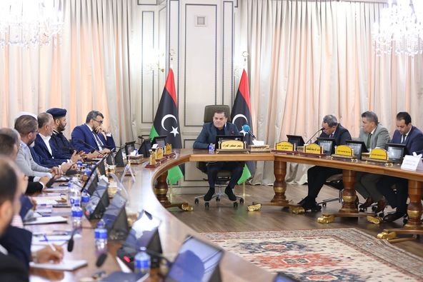 الدبيبة يطلع على واقع الخدمات والمشاكل التي تواجه بلديات الساحل الغربي