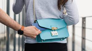 ضبط سارقة الجولات في أحد مساجد طرابلس