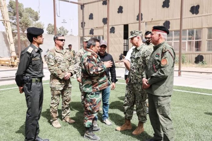 الملحق العسكري الأمريكي يزور الوحدات العسكرية بمصراتة والخمس