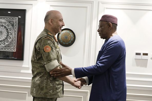 رئيس الأركان يلتقي باتيلي بمناسبة انتهاء مهامه