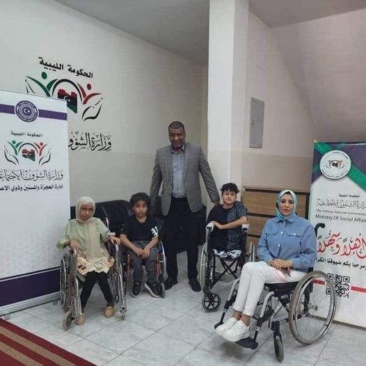 تسليم كراسي متحركة لطلبة من ذوي الإعاقة في بنغازي