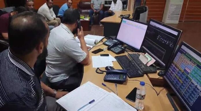 عودة التيار الكهربائي تدريجيا إلى بنغازي بعد إصلاح الأعطال