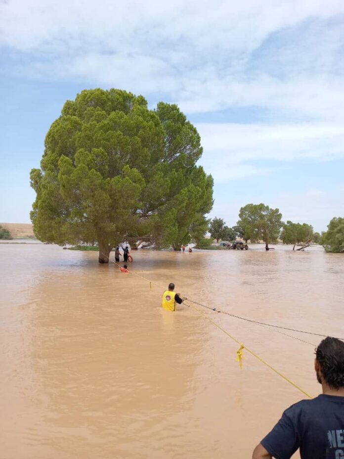 بالفيديو.. إنقاذ عالقين جرّاء السيول في زليتن