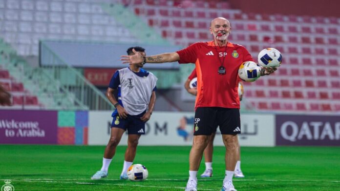 «رونالدو» ورفاقه يحتفلون بذكرى ميلاد مدرب النصر