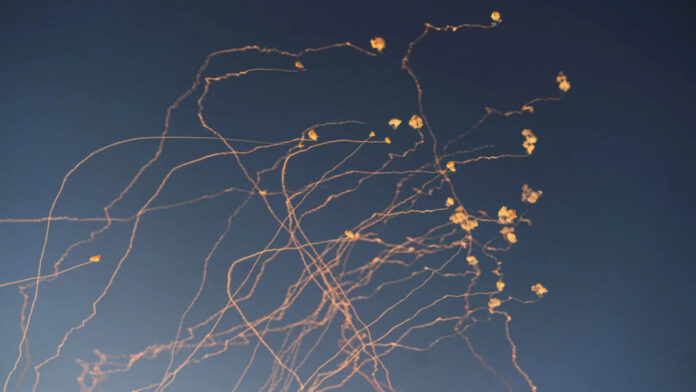 مقتل إسرائيلي برشقة صاروخية أطلقها «حزب الله» على نهاريا