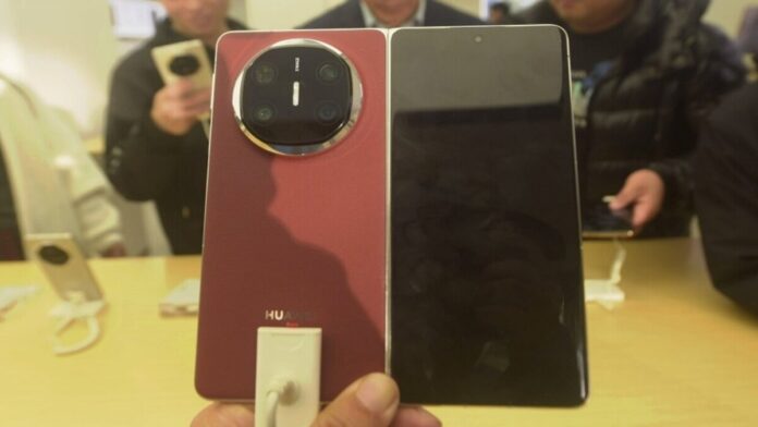 هاتف جديد «قابل للطي» بميزات فريدة.. وتطوير نموذج «ذكاء اصطناعي» لتوليد الأصوات