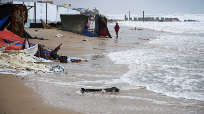 غزة.. قتلى وجرحى بقصف إسرائيلي استهدف وسط وشمال القطاع