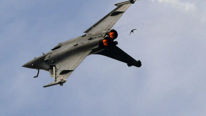 فرنسا تعلن تنفيذ ضربات جوية في سوريا