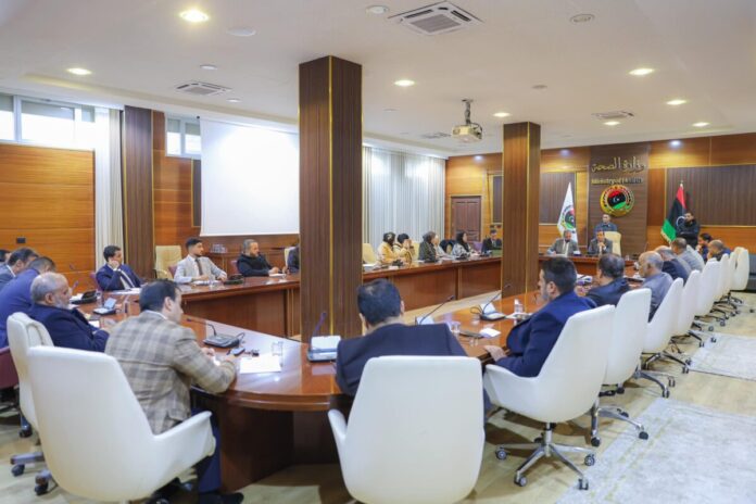 «أبوجناح» يعقد اجتماعاً موسعاً لوضع حلول جذرية لتحديات القطاع الصحي