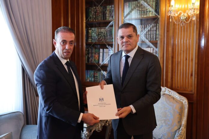 «الدبيبة» يستلم رسالة خطيّة من نظيره الفلسطيني