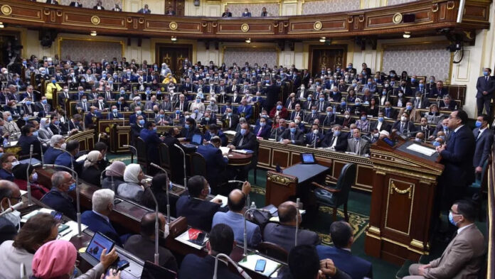 تضمن مراقبة «الاتصالات ومواقع التواصل».. تشريع مصري يثير جدلاً واسعاً