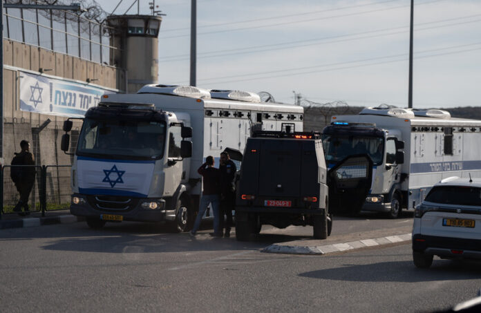 بدء عملية تبادل الأسرى.. إطلاق 3 أسيرات إسرائيليات مقابل 90 فلسطينياً