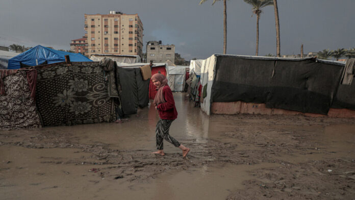 غزة.. الدفاع المدني يؤكد غرق مئات «الخيم» تؤوي نازحين نتيجة الأمطار