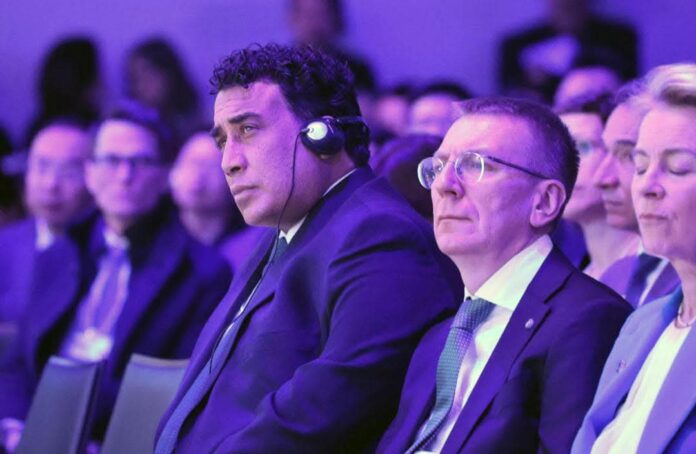 «المنفي» يُشارك بالمنتدى الاقتصادي العالمي في سويسرا