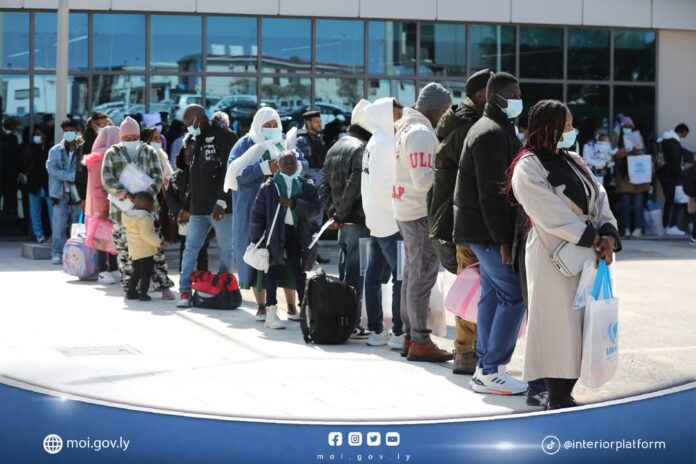 تنفيذ عملية إجلاء إنساني لـ«139 لاجئاً» من جنسيات مختلفة