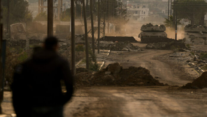 بعد عمليات تخريب وحرق.. إسرائيل تنسحب من مواقع جنوب سوريا