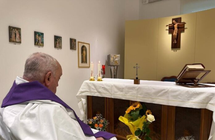 في أول ظهور له منذ أسابيع.. «البابا فرنسيس» يدعو لوقف القصف على غزة