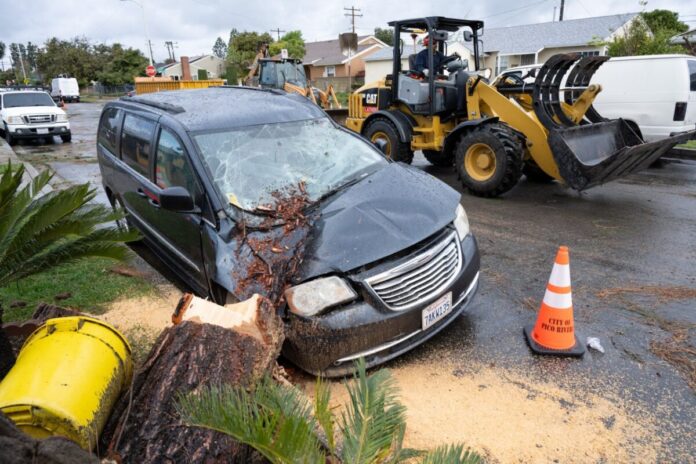 أمريكا.. عواصف عاتية وحرائق قاتلة تجتاح عدّة ولايات وتخلف دماراً واسعاً