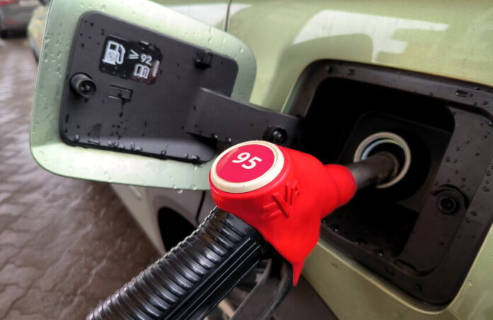 ضمن سلسلة تخفيضات.. أسعار الوقود في الإمارات تتراجع