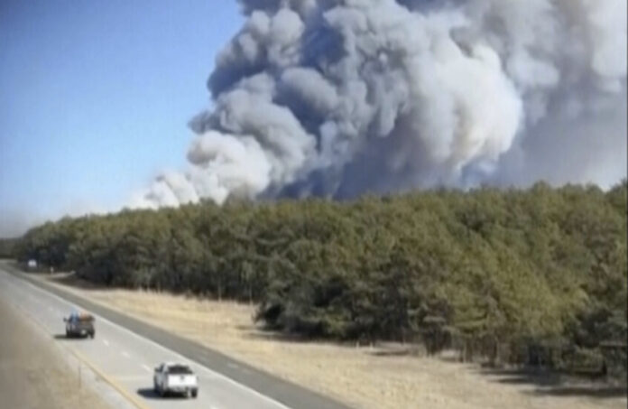 بالفيديو.. إجلاء السكان جراء حرائق ضخمة في «لونغ آيلاند» الأمريكية