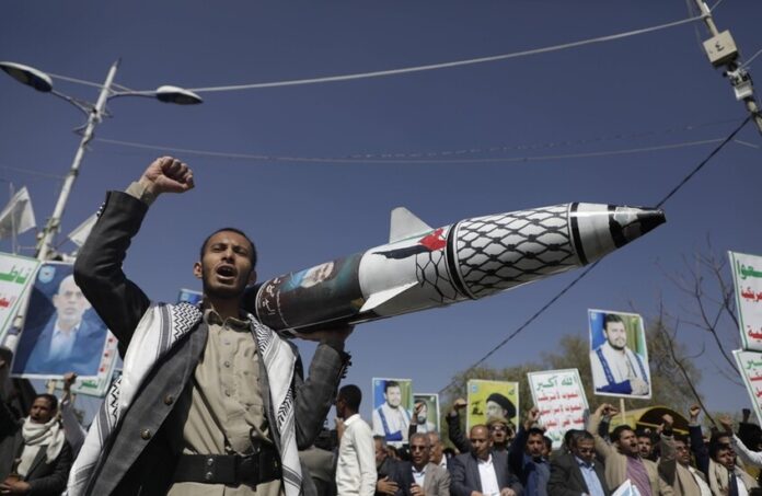 رغم استمرار الغارات الأمريكية.. جماعة «الحوثي» تنفّذ عملية عسكرية نوعية في يافا