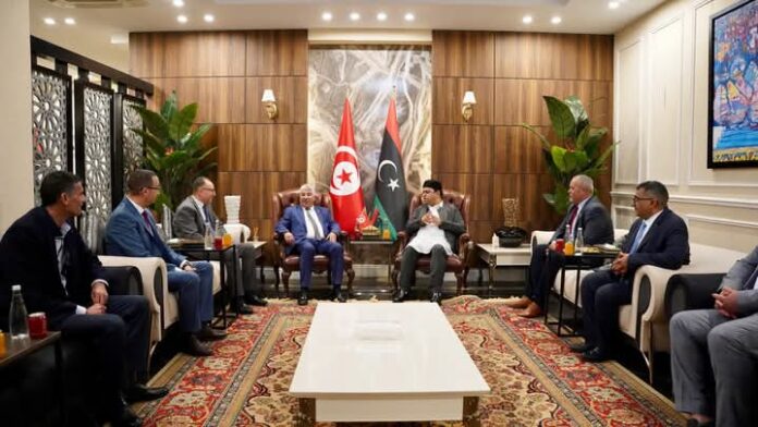 «العابد» يستقبل وزير التشغيل التونسي في مطار معيتيقة الدولي