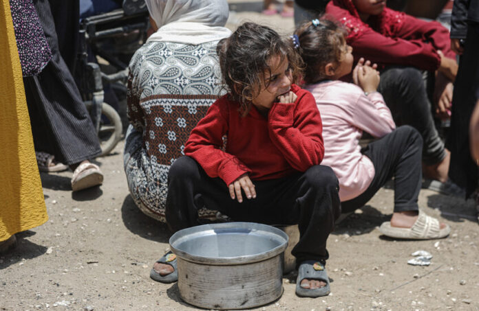 غزة تحت الحصار.. وحصيلة الضحايا في الضفة الغربية أكثر من 700