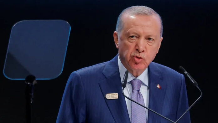 بالفيديو.. لحظة طريفة تجمع أردوغان وماكرون تسرق الأضواء في قمة تيرانا