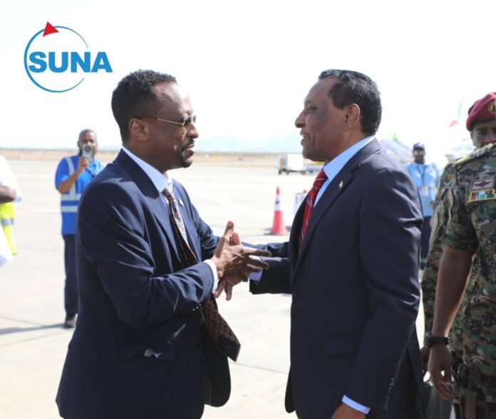 بعد أسبوع من الجدل… رئيس الوزراء السوداني يحطّ في بورتسودان لتولي مهامه رسمياً