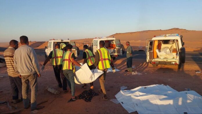 كارثة سير في الكفرة.. وفاة 12 سودانياً بينهم أطفال ونساء بحادث تصادم